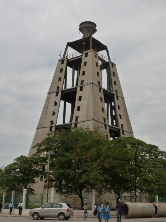 Monumento no centro de Port-au-Prince, capital do Haiti